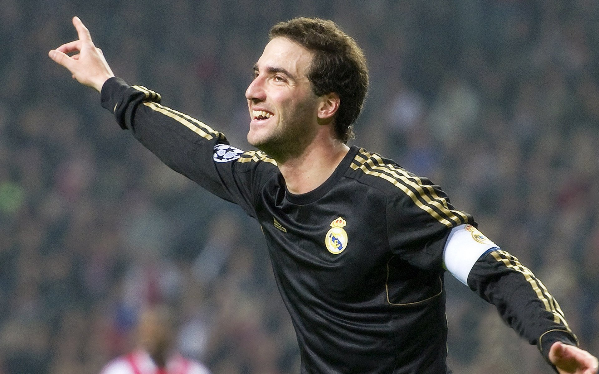 星空娱乐中国官网-丹·卡特：从全黑队核心球员到橄榄球传奇人物，丹特和c罗